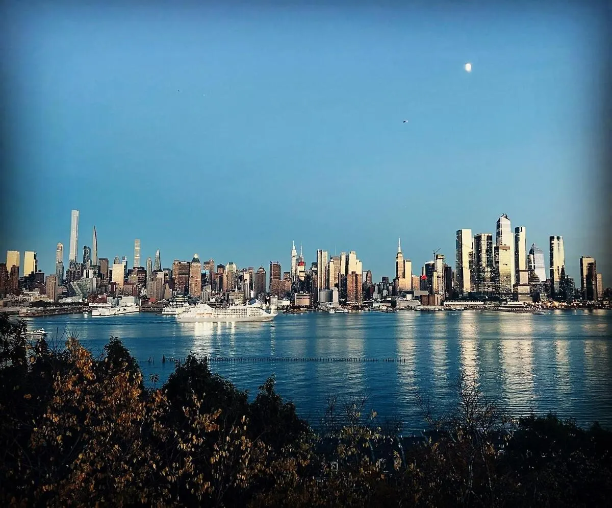 Waterfront 4Br Apt - 15Min To Metlife And Times Sq contacts